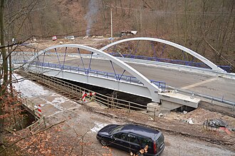 Nový most po zprovoznění v prosinci 2017 společně s původním provizorním mostem