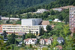 Panorama Horky s Parkovacím domem za budovou základní školy