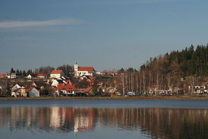 Pohled na Jedovnice přes rybník Olšovec