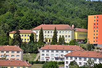 Budova ZŠ a MŠ na ulici Ronovská v roce 2017 před přístavbou patra