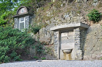 Studánka po rekonstrukci v roce 2018, v pozadí památník Josefa Žalmana