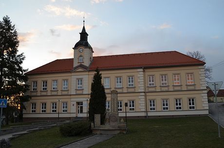 Budova Základní školy a Mateřské školy Hogo Sáňky